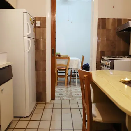 Maria Court 2, 32 דירה